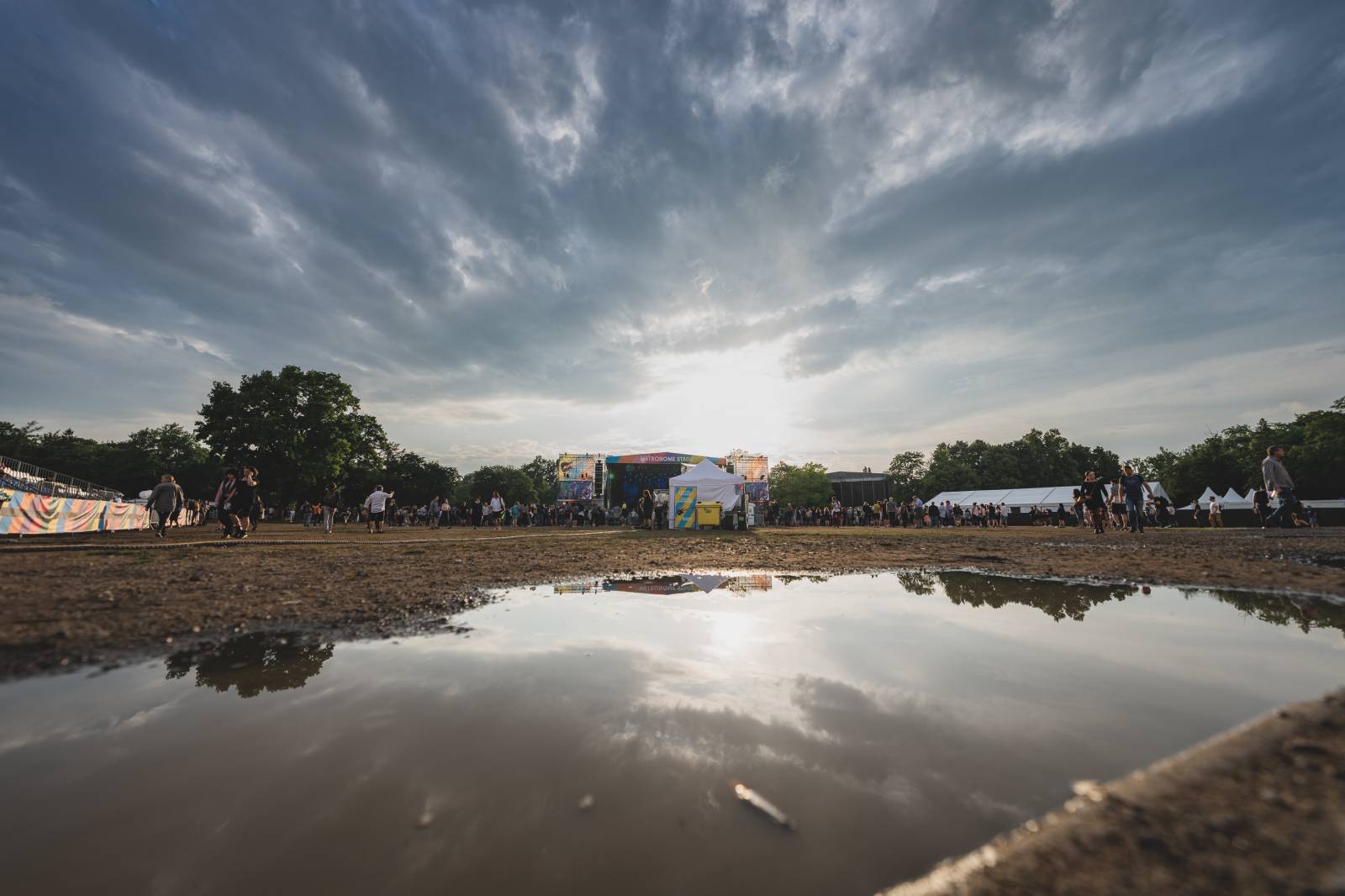 Ani déšť Metronome Prague nezastavil. Hvězdou večera byl Beck, vystoupili také Tata Bojs nebo Marpo