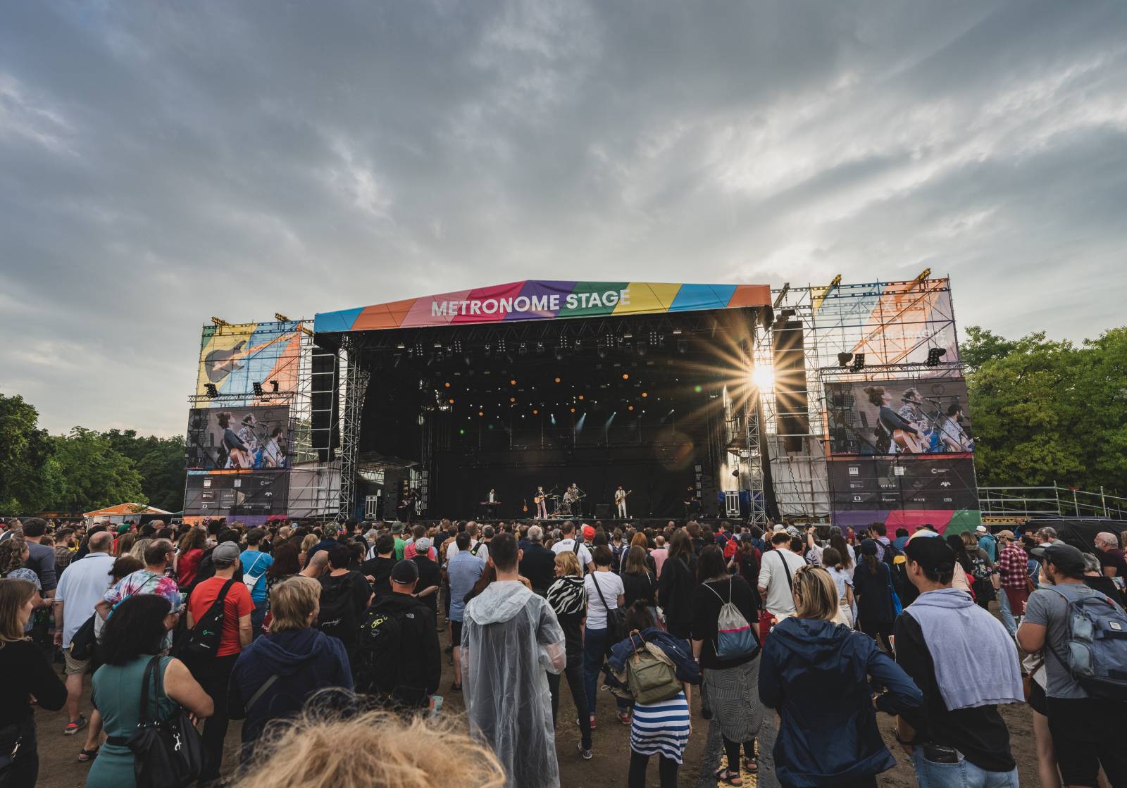 Ani déšť Metronome Prague nezastavil. Hvězdou večera byl Beck, vystoupili také Tata Bojs nebo Marpo