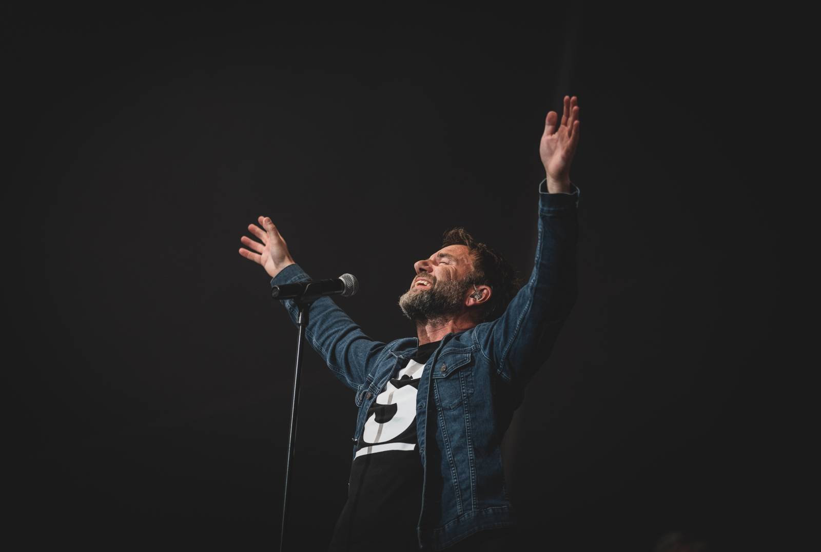 Ani déšť Metronome Prague nezastavil. Hvězdou večera byl Beck, vystoupili také Tata Bojs nebo Marpo