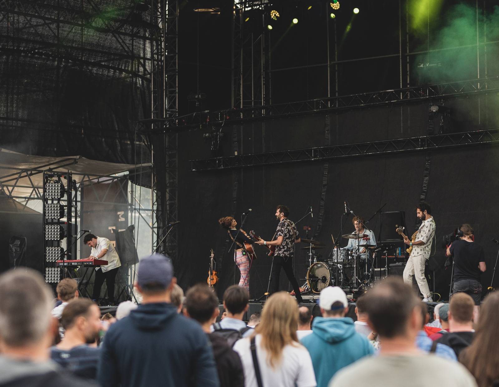 Ani déšť Metronome Prague nezastavil. Hvězdou večera byl Beck, vystoupili také Tata Bojs nebo Marpo
