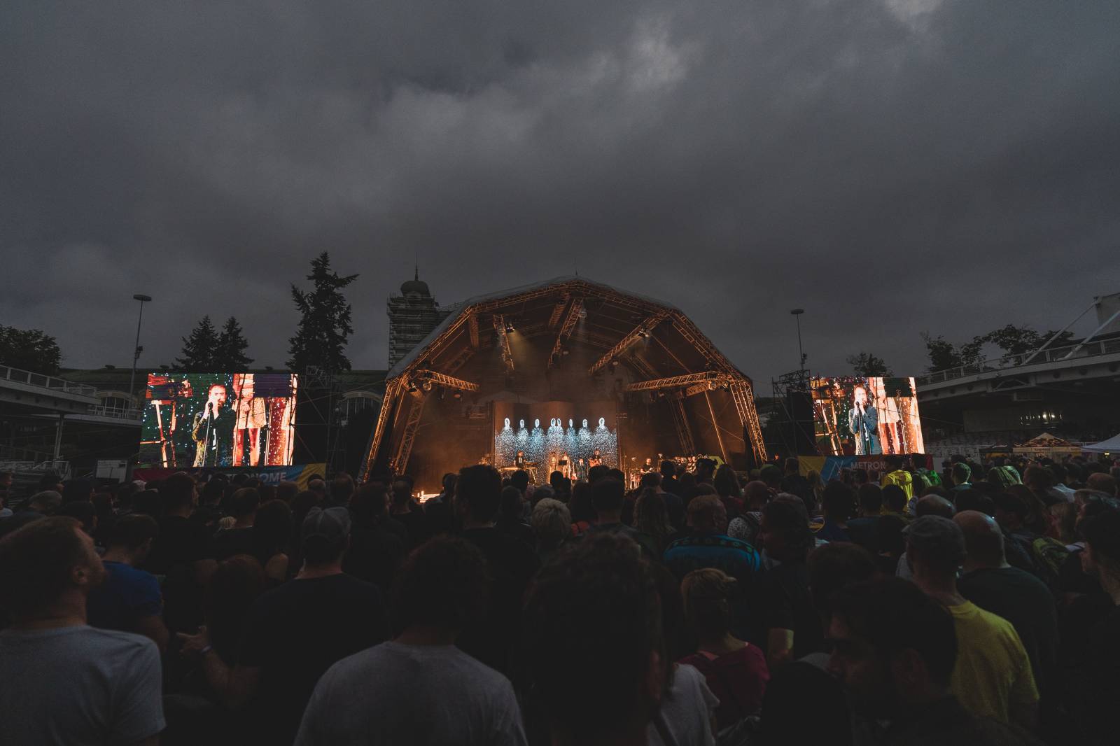 Ani déšť Metronome Prague nezastavil. Hvězdou večera byl Beck, vystoupili také Tata Bojs nebo Marpo