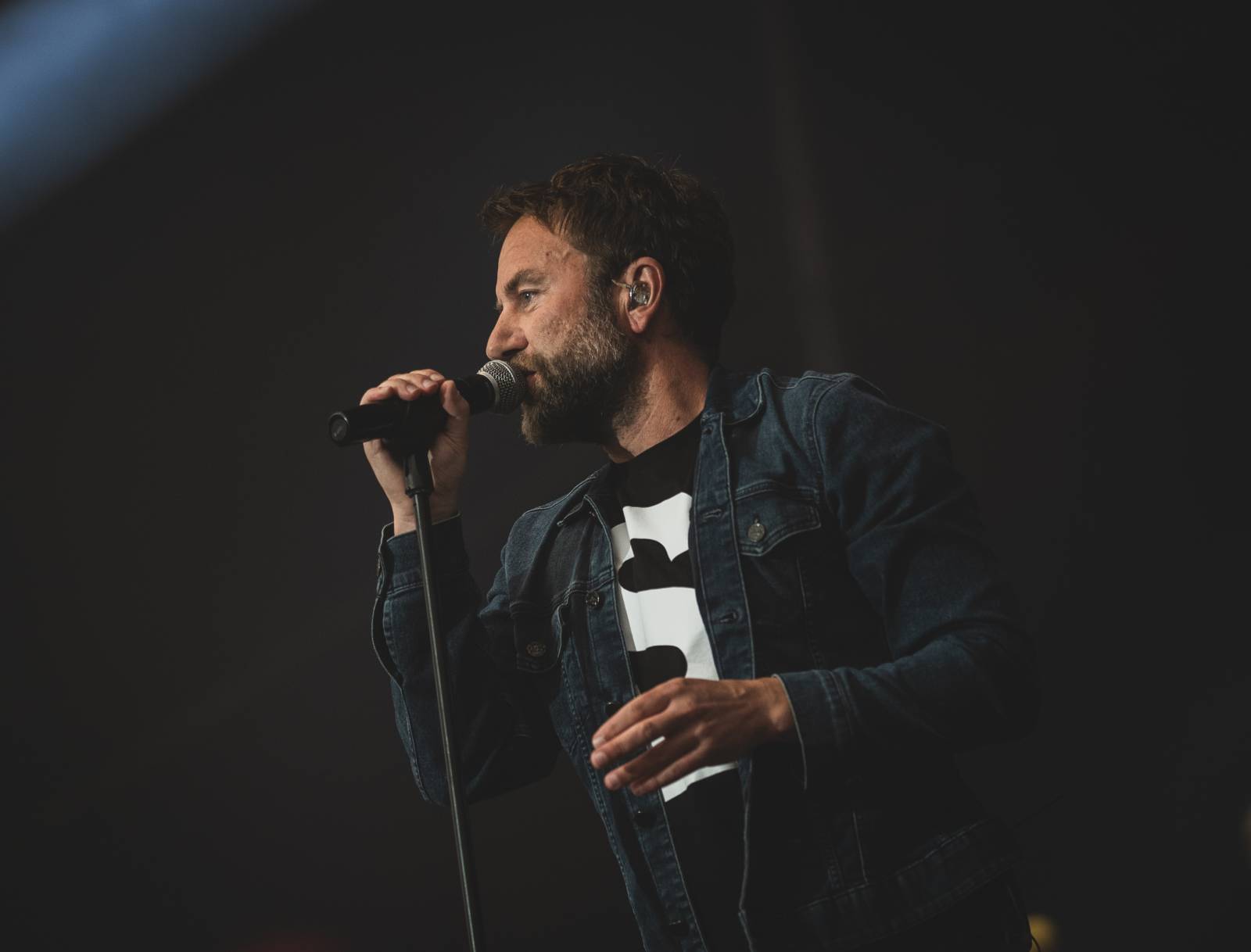 Ani déšť Metronome Prague nezastavil. Hvězdou večera byl Beck, vystoupili také Tata Bojs nebo Marpo