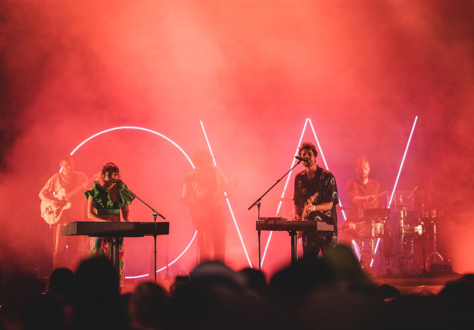 Ani déšť Metronome Prague nezastavil. Hvězdou večera byl Beck, vystoupili také Tata Bojs nebo Marpo