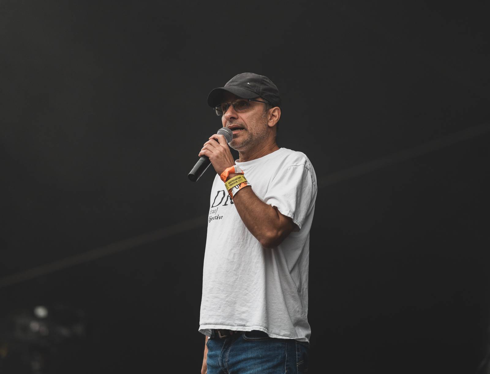 Ani déšť Metronome Prague nezastavil. Hvězdou večera byl Beck, vystoupili také Tata Bojs nebo Marpo