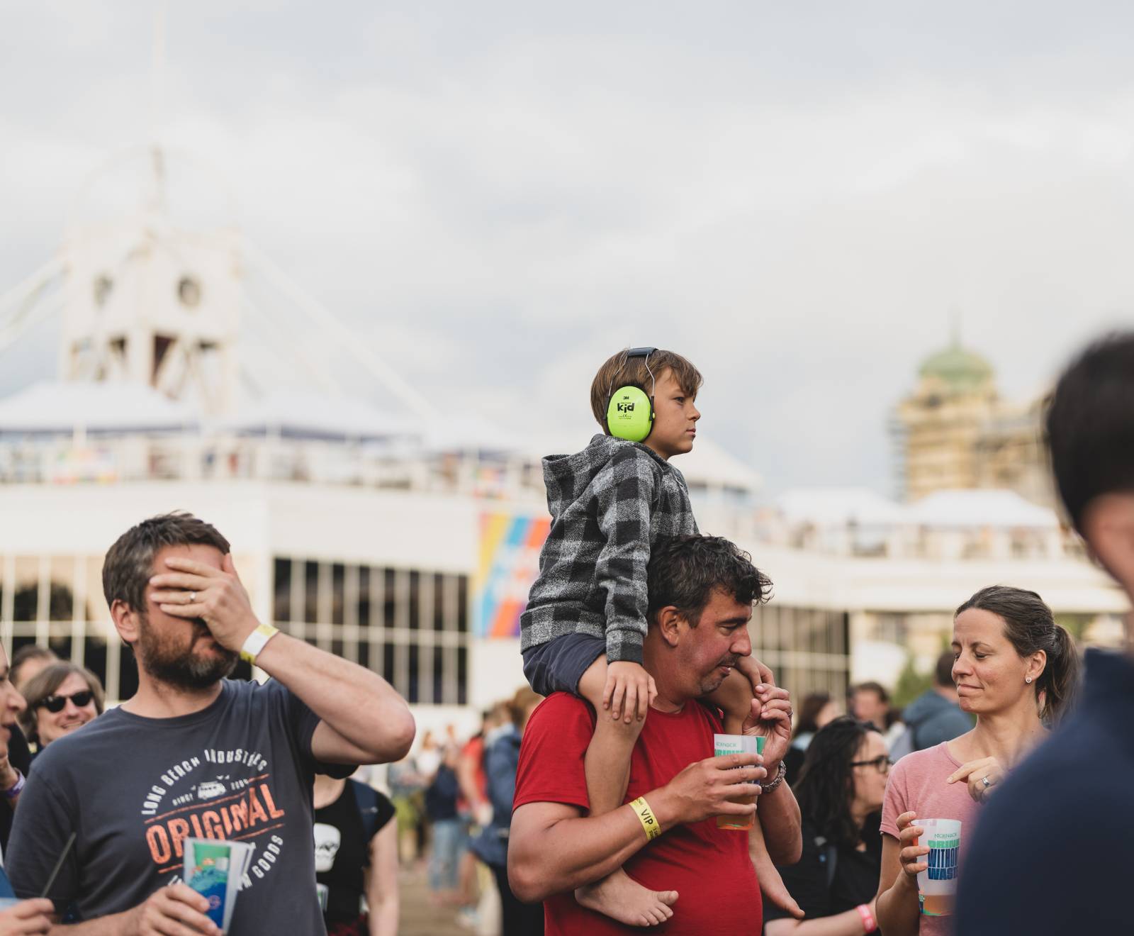 Ani déšť Metronome Prague nezastavil. Hvězdou večera byl Beck, vystoupili také Tata Bojs nebo Marpo