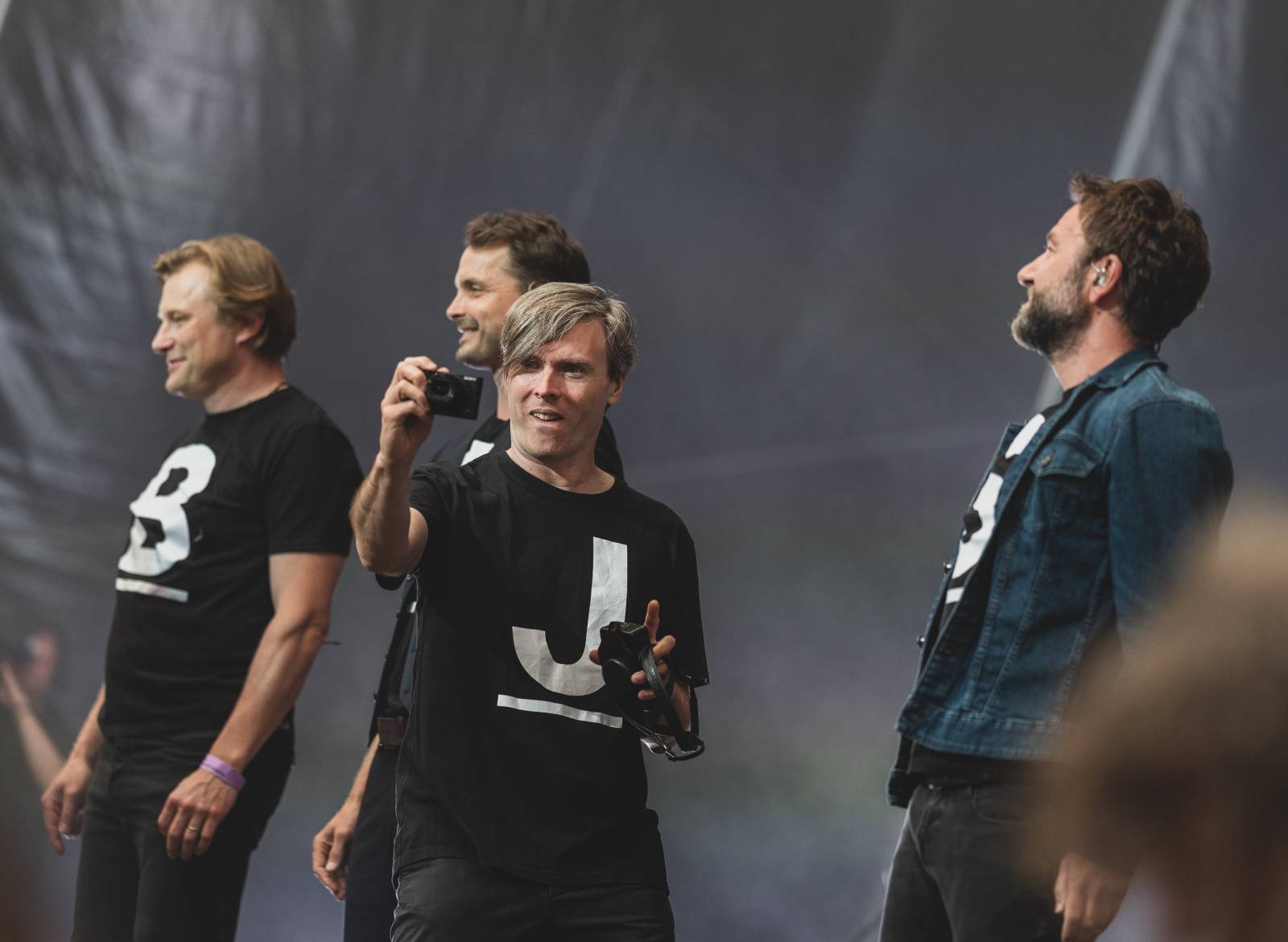 Ani déšť Metronome Prague nezastavil. Hvězdou večera byl Beck, vystoupili také Tata Bojs nebo Marpo