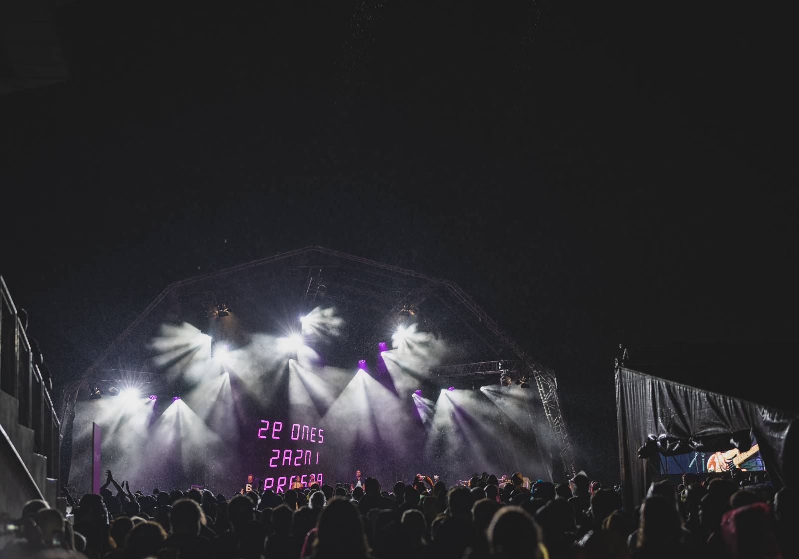 Ani déšť Metronome Prague nezastavil. Hvězdou večera byl Beck, vystoupili také Tata Bojs nebo Marpo