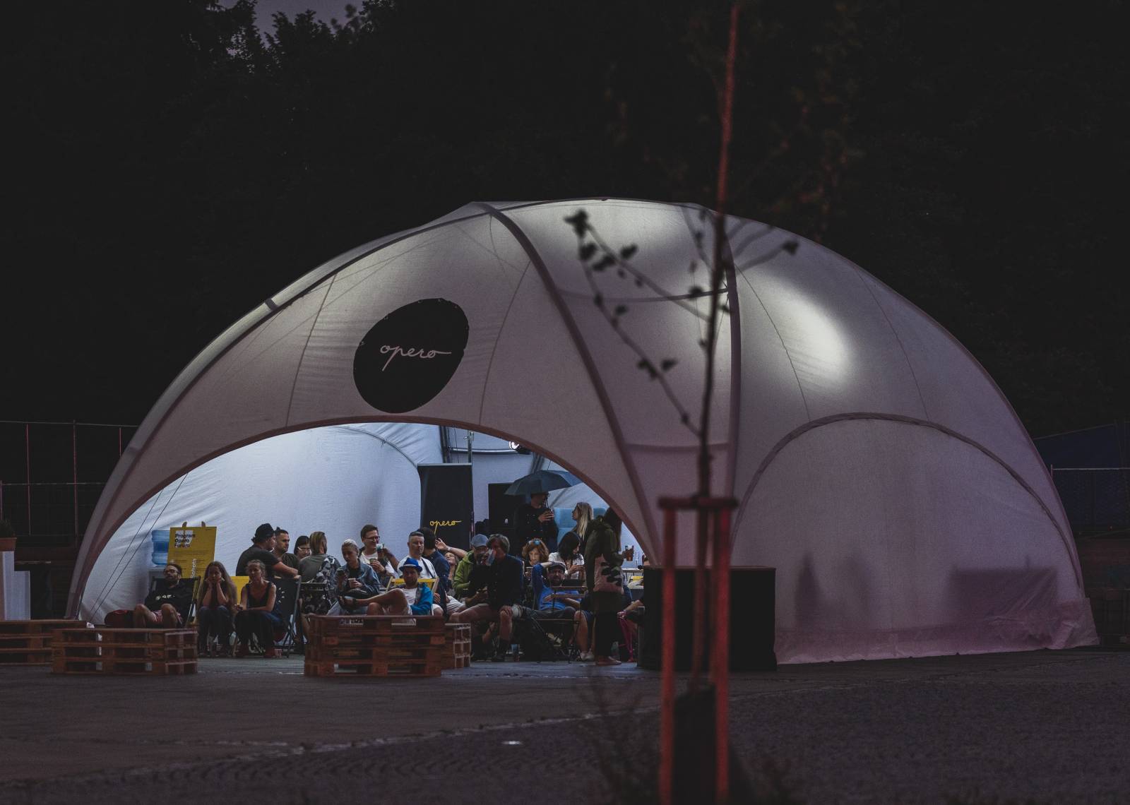 Ani déšť Metronome Prague nezastavil. Hvězdou večera byl Beck, vystoupili také Tata Bojs nebo Marpo