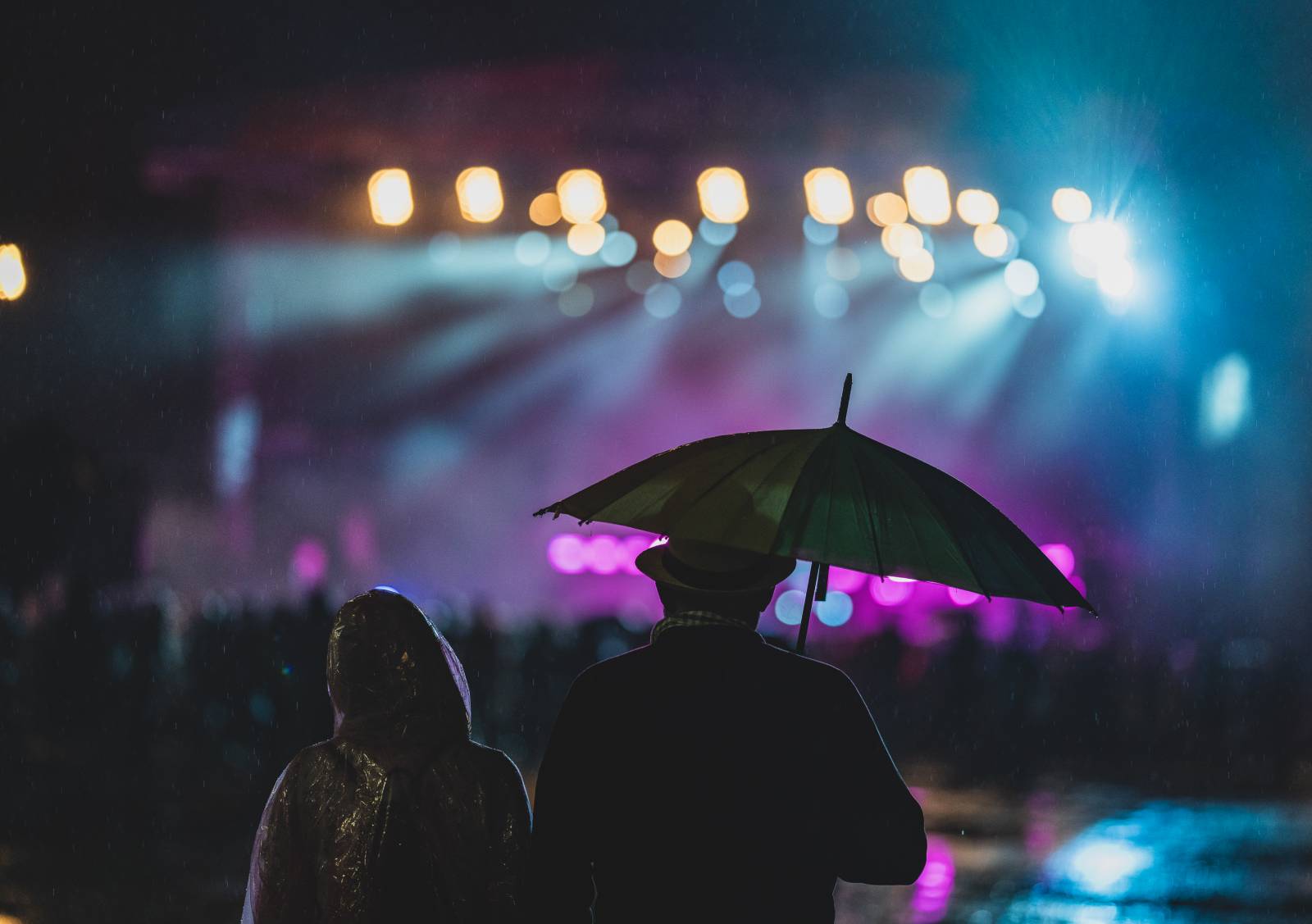 Ani déšť Metronome Prague nezastavil. Hvězdou večera byl Beck, vystoupili také Tata Bojs nebo Marpo