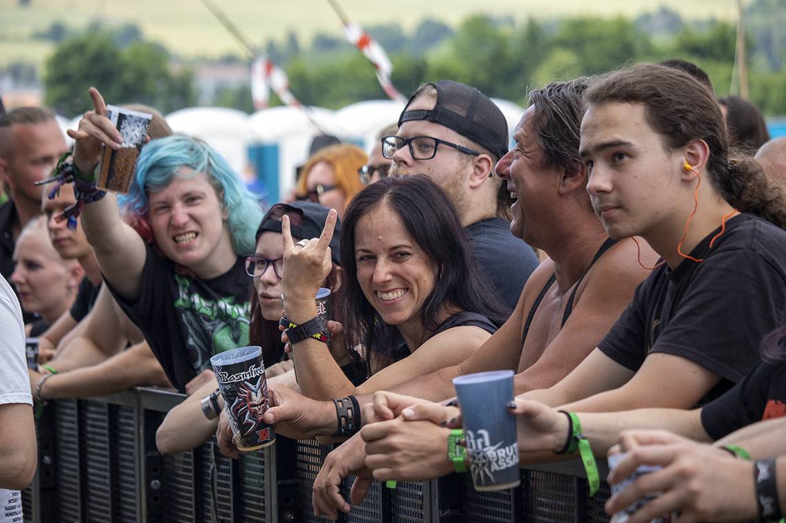 Třetí den ve Spáleném Poříčí. Basinfirefest roztančili Čad, Tublatanka, Infected Rain nebo Gutalax