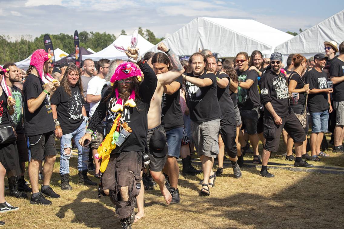 Třetí den ve Spáleném Poříčí. Basinfirefest roztančili Čad, Tublatanka, Infected Rain nebo Gutalax