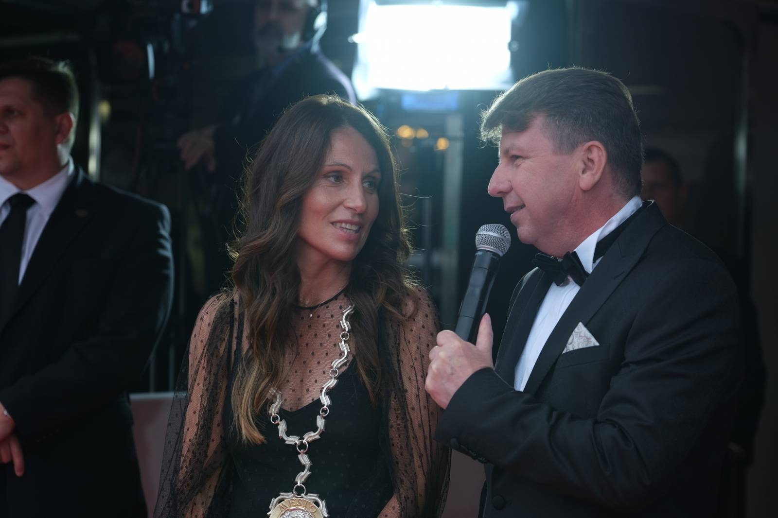 Mezinárodní filmový festival v Karlových Varech byl zahájen. První den zahráli Mig 21 nebo Aneta Langerová