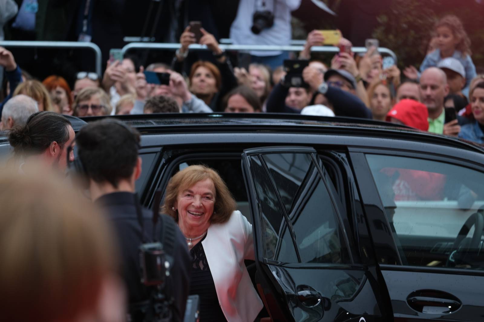 Mezinárodní filmový festival v Karlových Varech byl zahájen. První den zahráli Mig 21 nebo Aneta Langerová