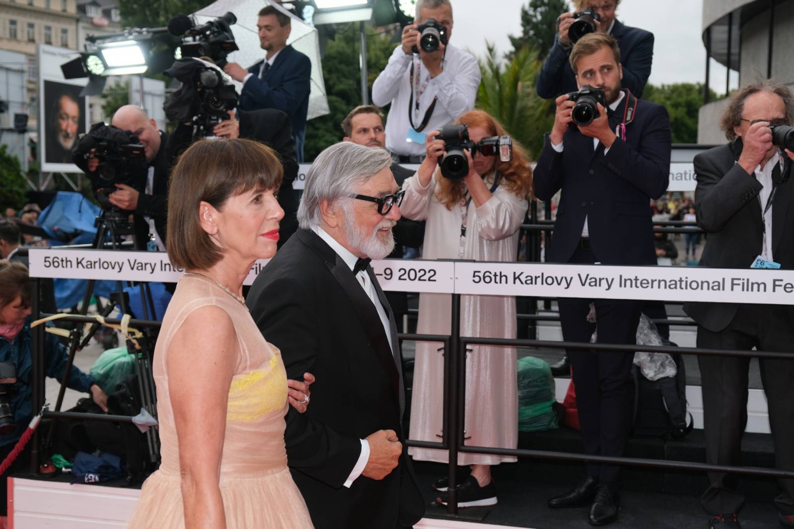 Mezinárodní filmový festival v Karlových Varech byl zahájen. První den zahráli Mig 21 nebo Aneta Langerová