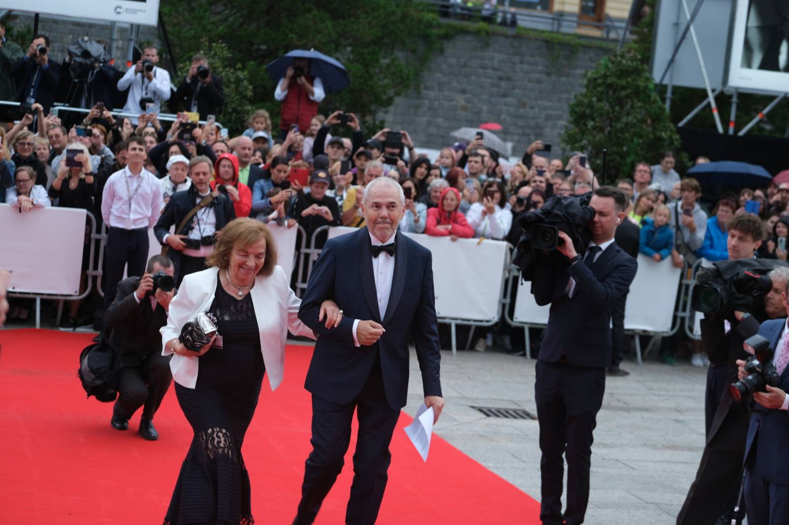 Mezinárodní filmový festival v Karlových Varech byl zahájen. První den zahráli Mig 21 nebo Aneta Langerová