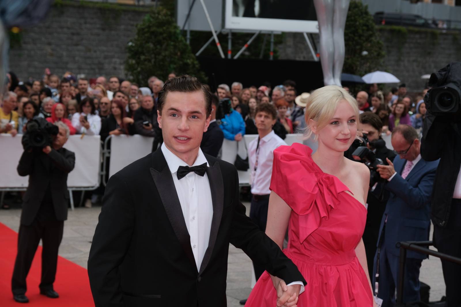 Mezinárodní filmový festival v Karlových Varech byl zahájen. První den zahráli Mig 21 nebo Aneta Langerová