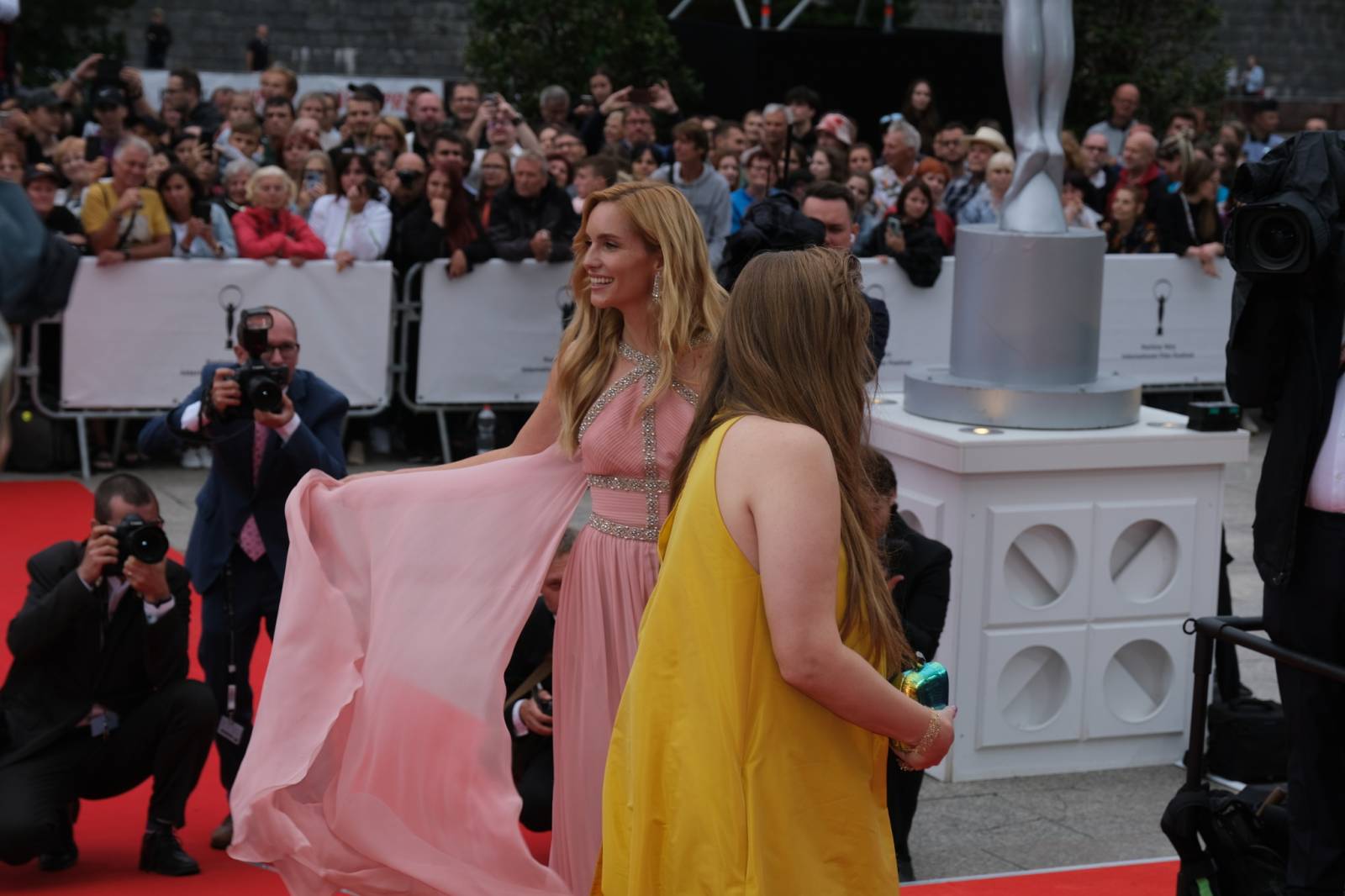 Mezinárodní filmový festival v Karlových Varech byl zahájen. První den zahráli Mig 21 nebo Aneta Langerová