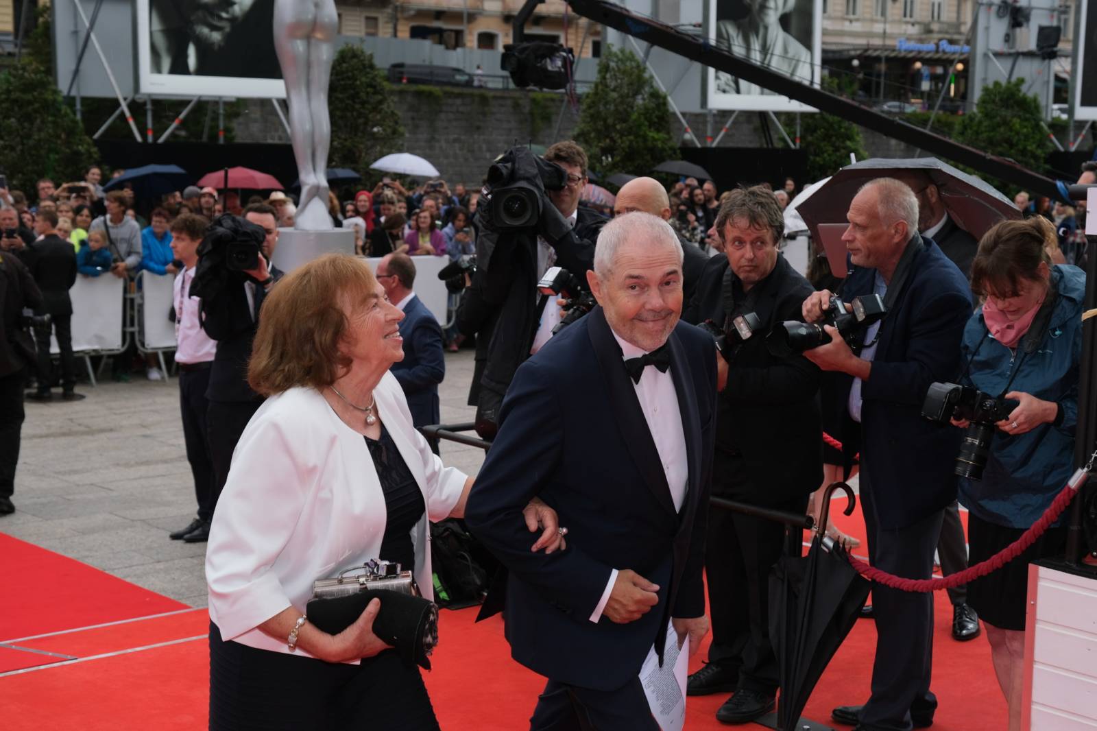 Mezinárodní filmový festival v Karlových Varech byl zahájen. První den zahráli Mig 21 nebo Aneta Langerová