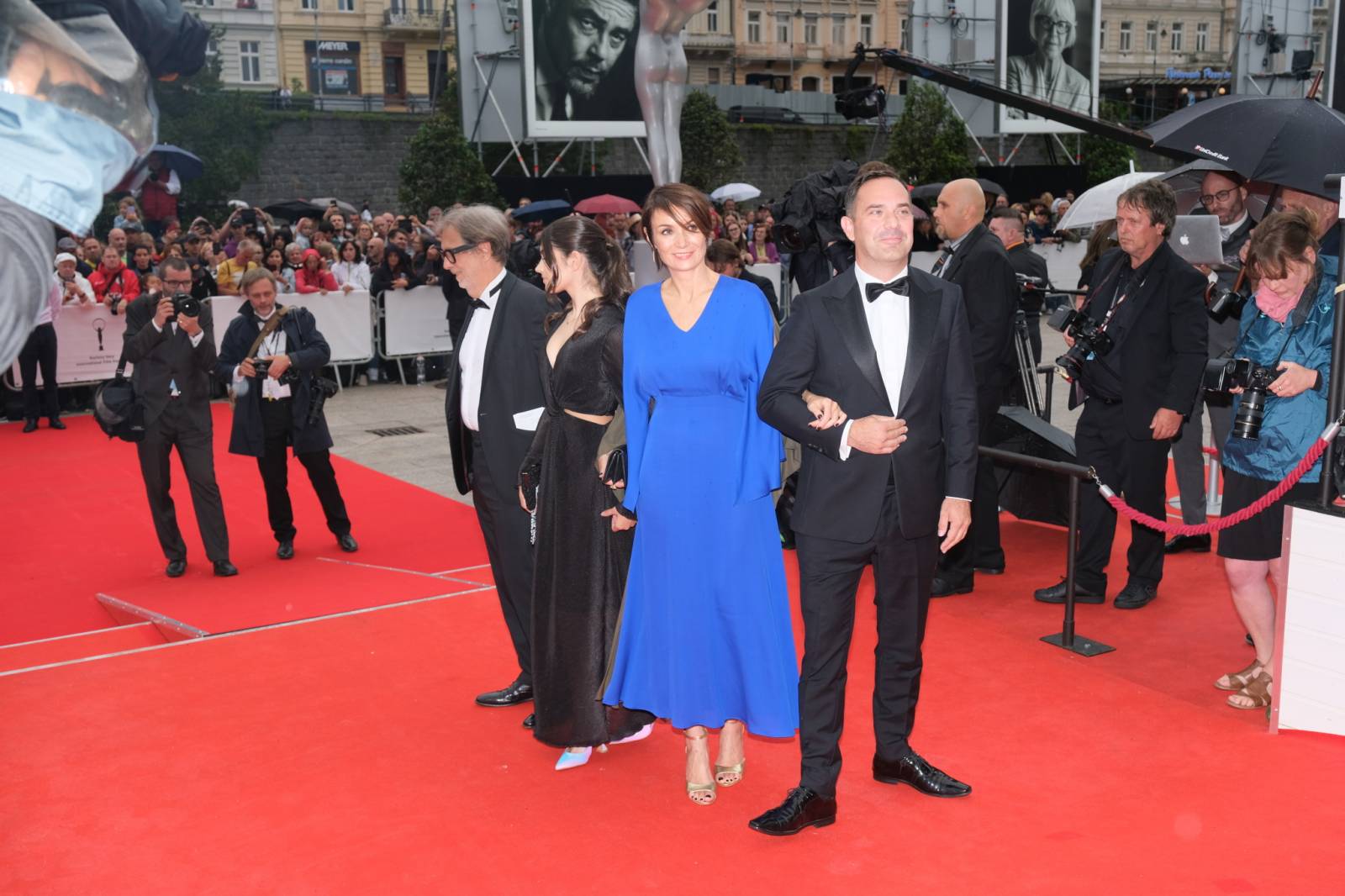 Mezinárodní filmový festival v Karlových Varech byl zahájen. První den zahráli Mig 21 nebo Aneta Langerová