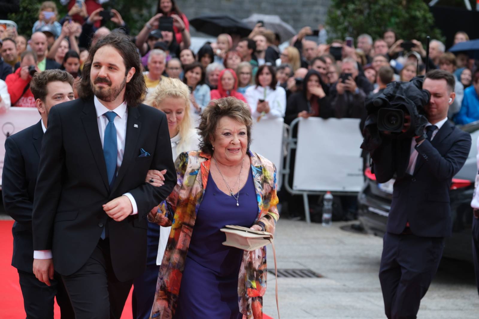 Mezinárodní filmový festival v Karlových Varech byl zahájen. První den zahráli Mig 21 nebo Aneta Langerová