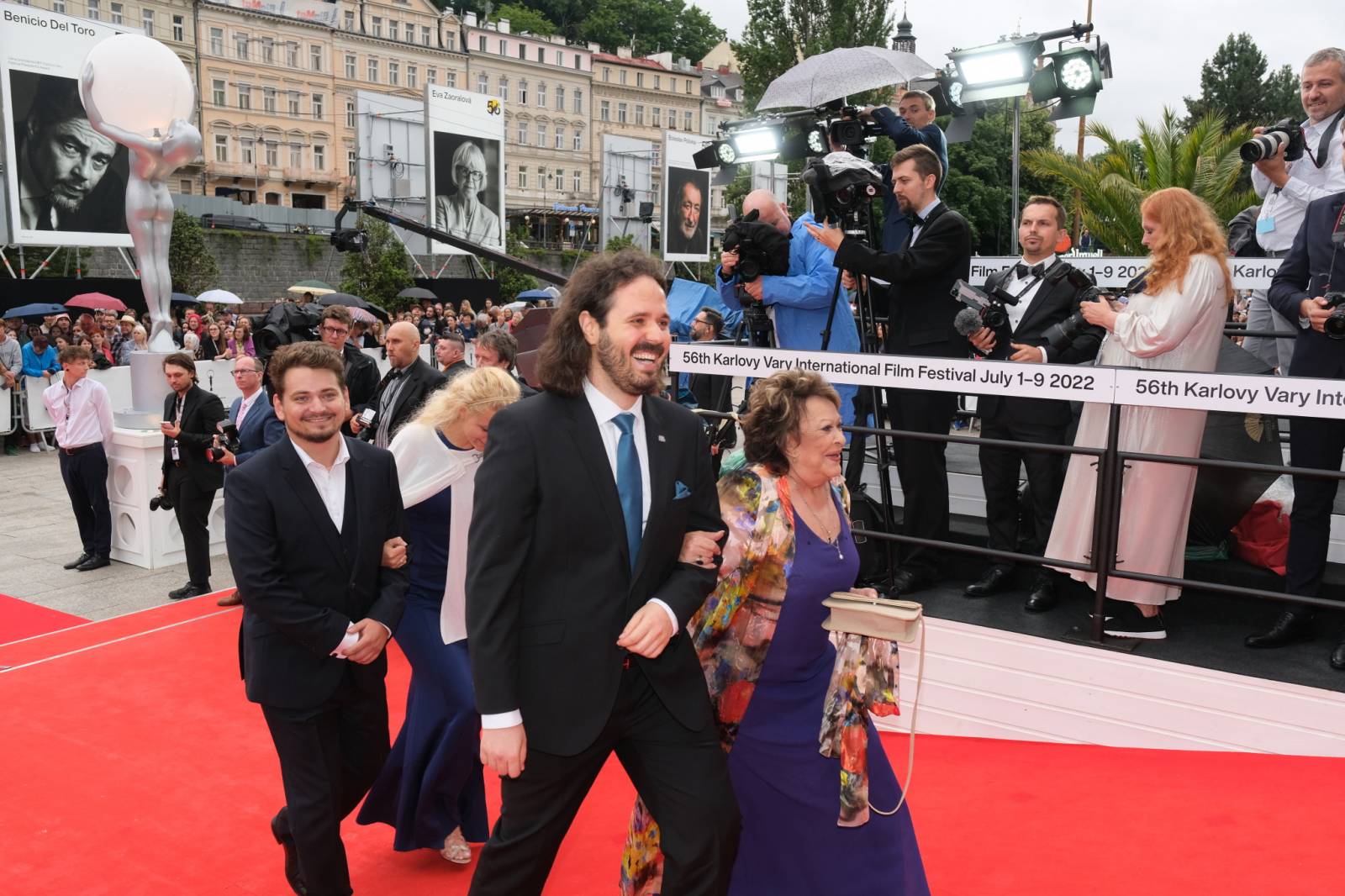 Mezinárodní filmový festival v Karlových Varech byl zahájen. První den zahráli Mig 21 nebo Aneta Langerová