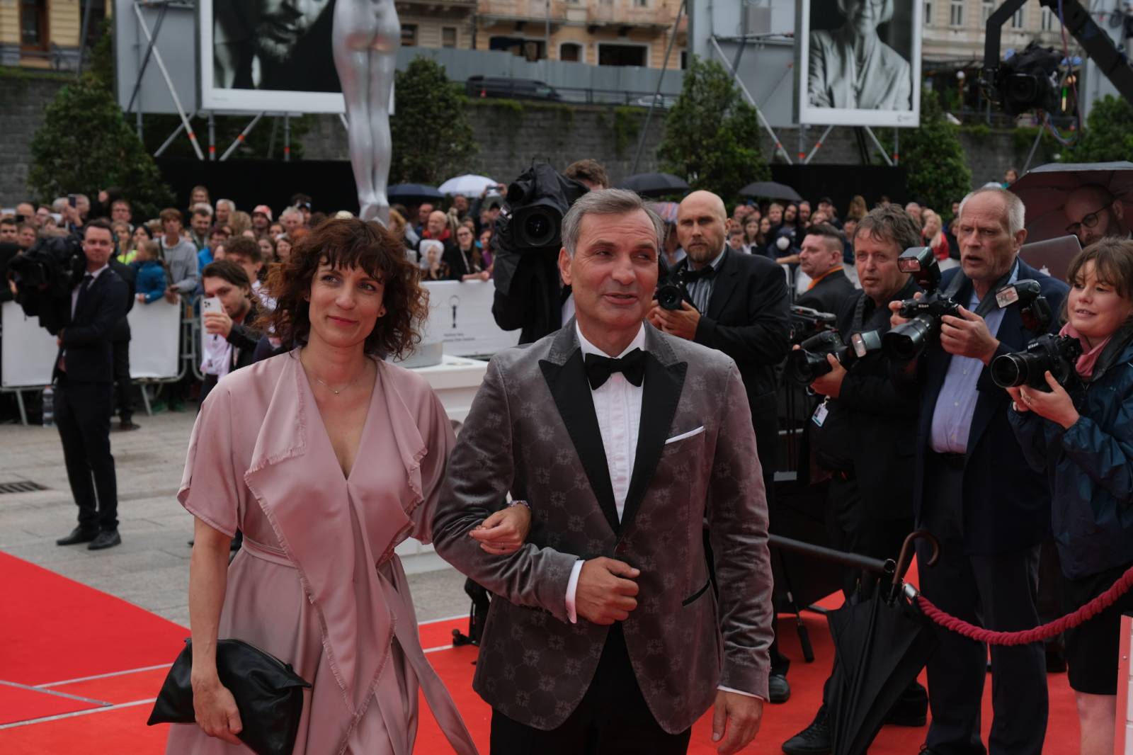 Mezinárodní filmový festival v Karlových Varech byl zahájen. První den zahráli Mig 21 nebo Aneta Langerová