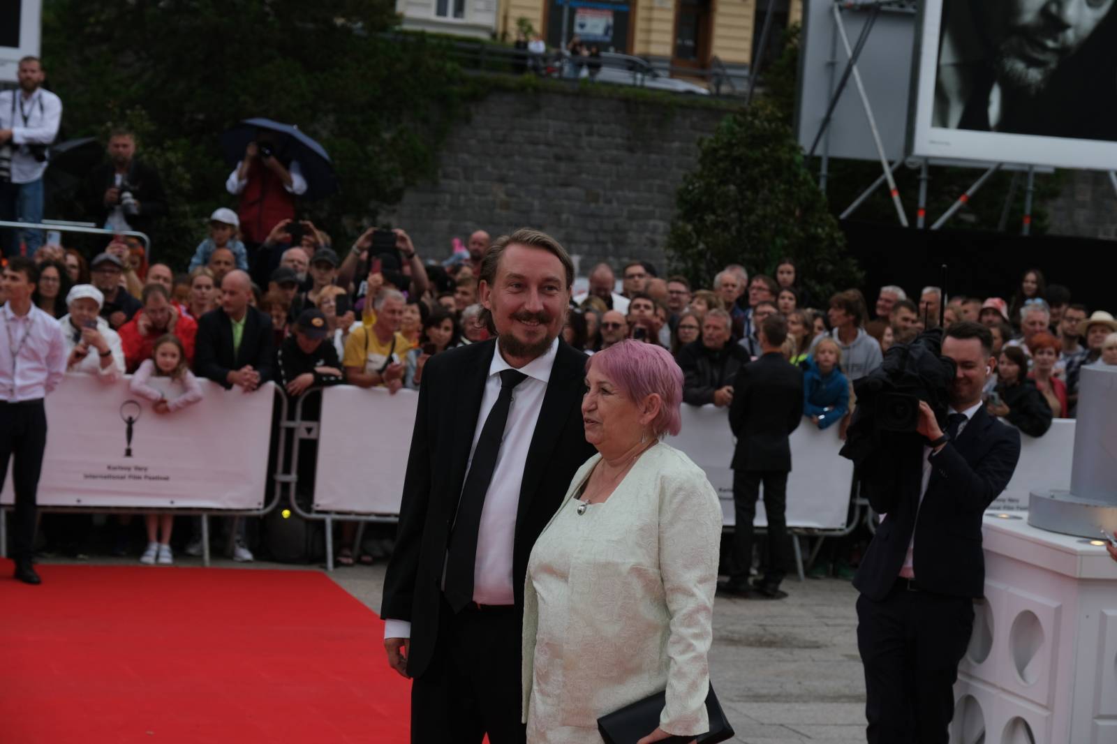 Mezinárodní filmový festival v Karlových Varech byl zahájen. První den zahráli Mig 21 nebo Aneta Langerová