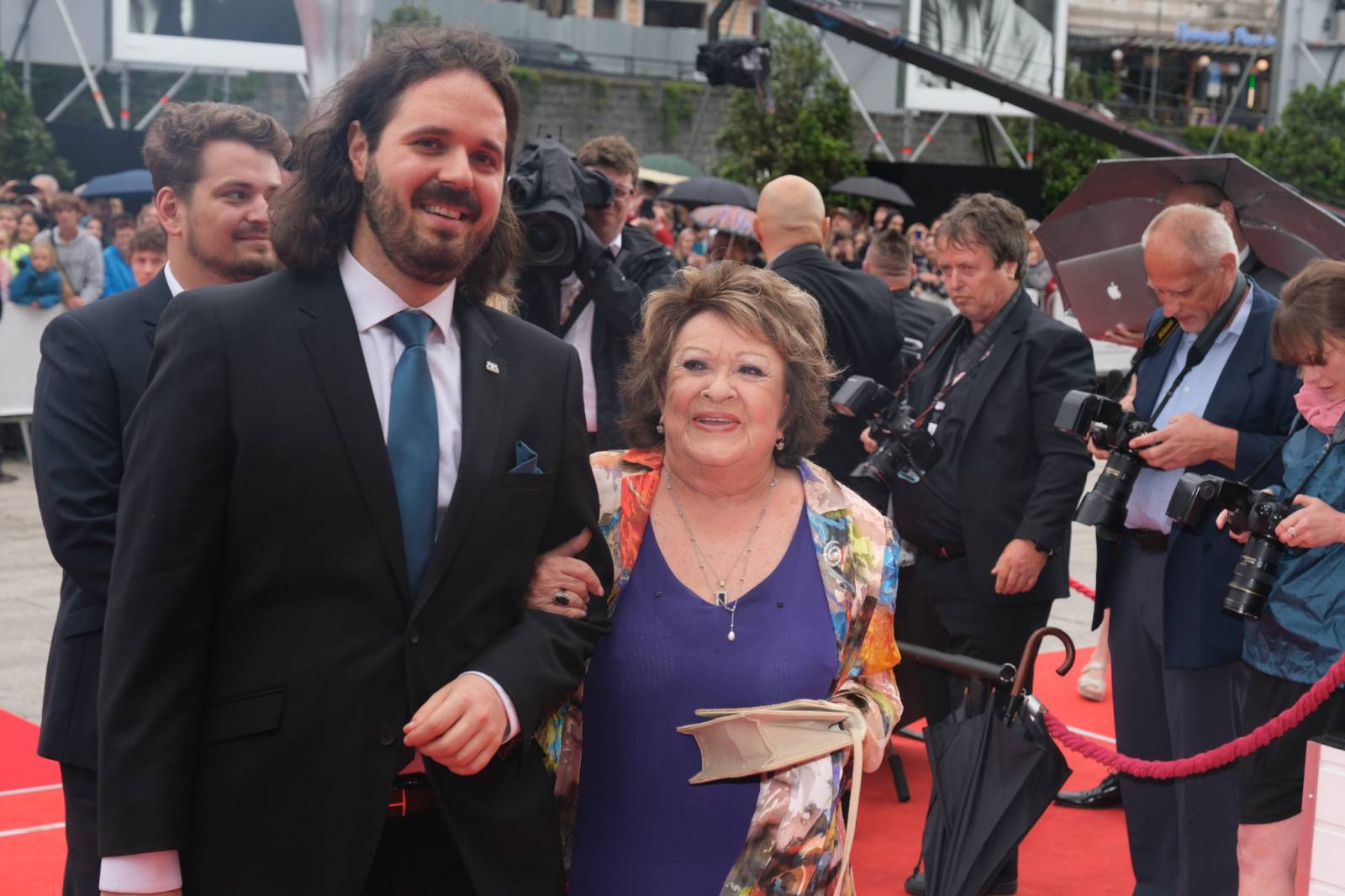 Mezinárodní filmový festival v Karlových Varech byl zahájen. První den zahráli Mig 21 nebo Aneta Langerová