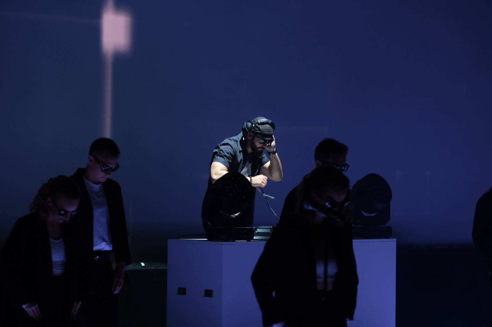 Mezinárodní filmový festival v Karlových Varech byl zahájen. První den zahráli Mig 21 nebo Aneta Langerová