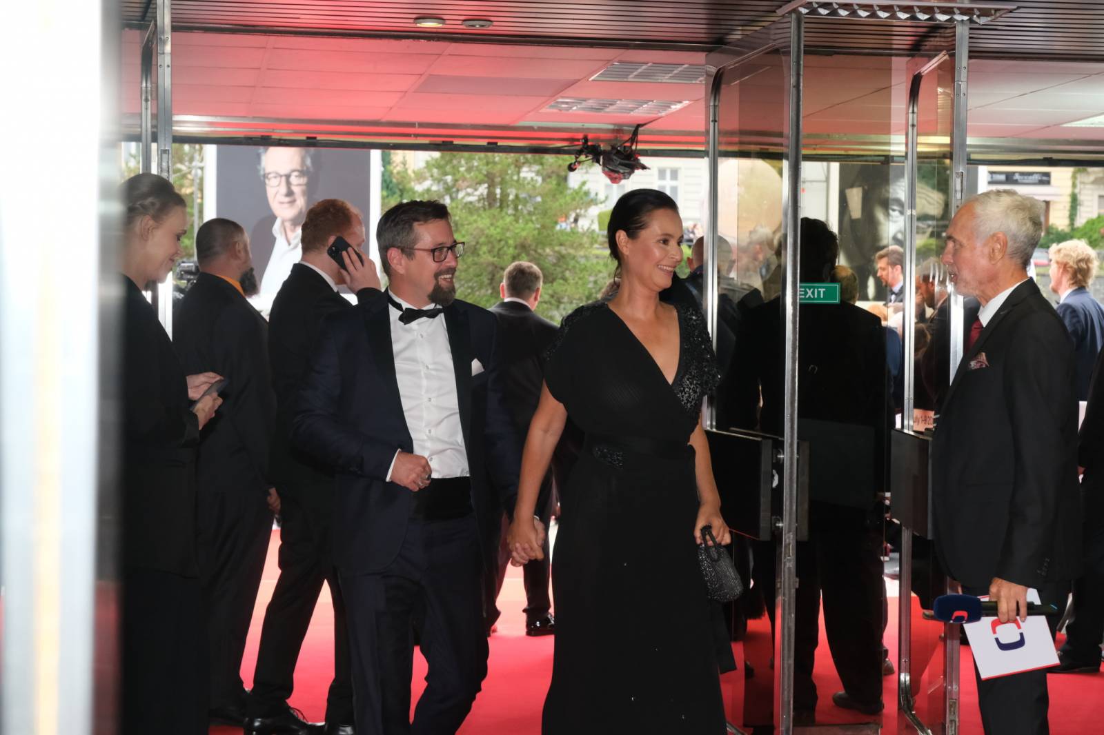 Mezinárodní filmový festival v Karlových Varech byl zahájen. První den zahráli Mig 21 nebo Aneta Langerová