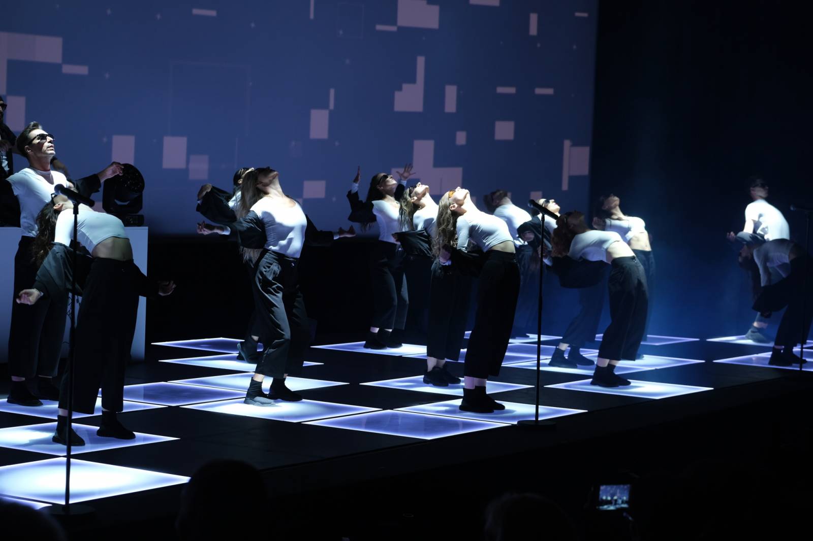 Mezinárodní filmový festival v Karlových Varech byl zahájen. První den zahráli Mig 21 nebo Aneta Langerová