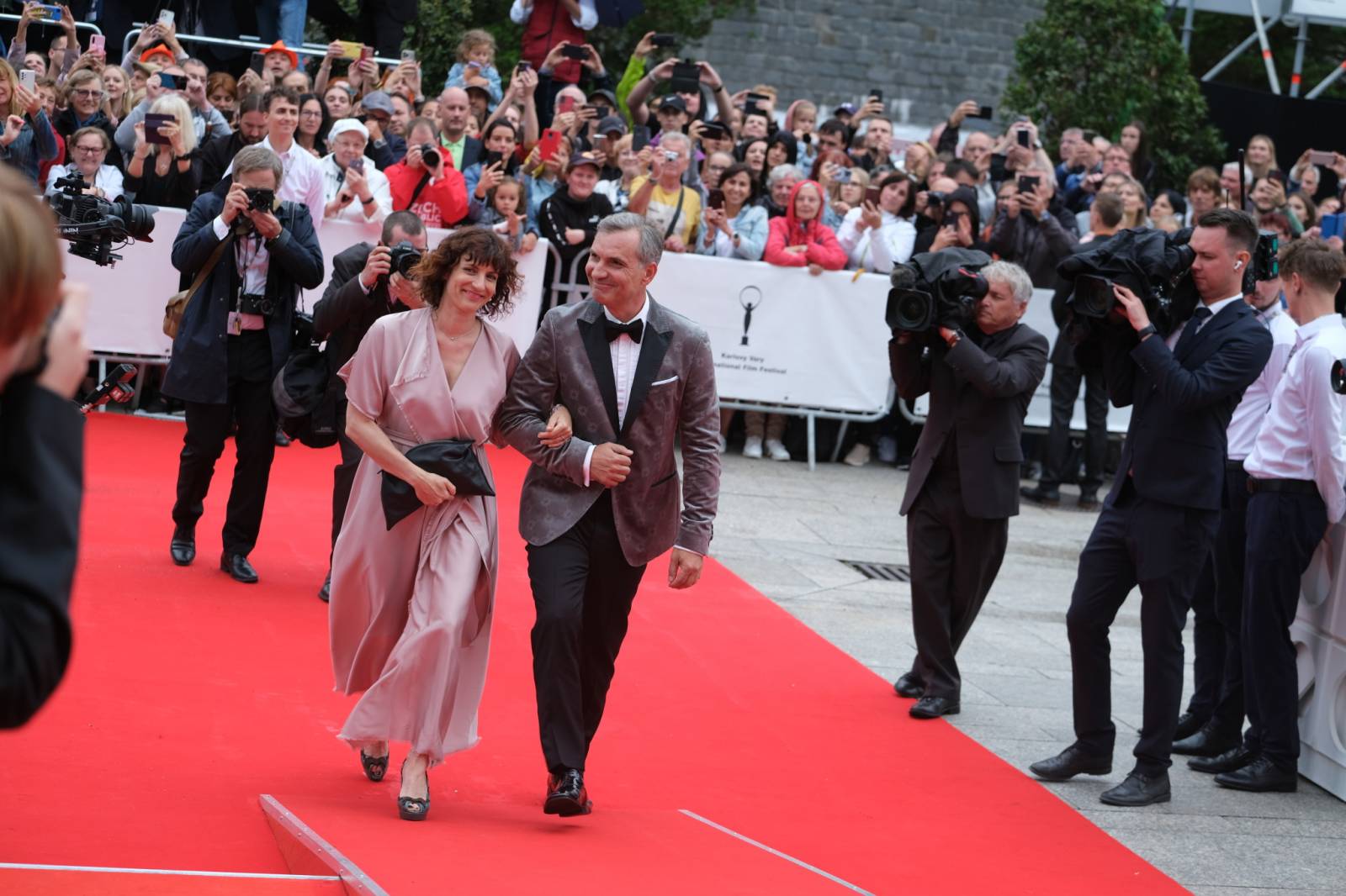 Mezinárodní filmový festival v Karlových Varech byl zahájen. První den zahráli Mig 21 nebo Aneta Langerová