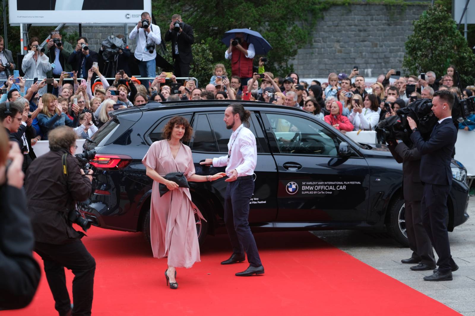 Mezinárodní filmový festival v Karlových Varech byl zahájen. První den zahráli Mig 21 nebo Aneta Langerová