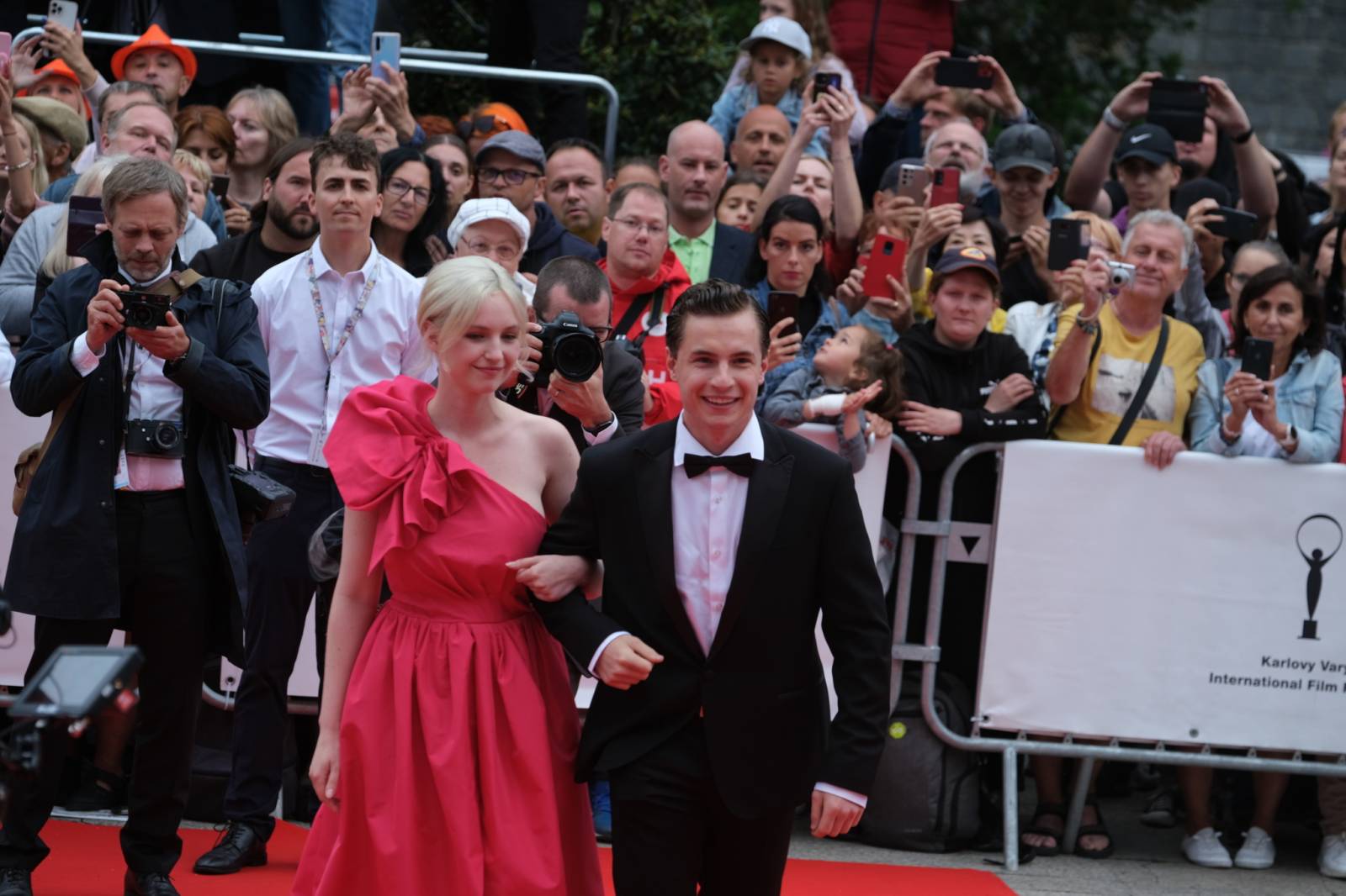 Mezinárodní filmový festival v Karlových Varech byl zahájen. První den zahráli Mig 21 nebo Aneta Langerová