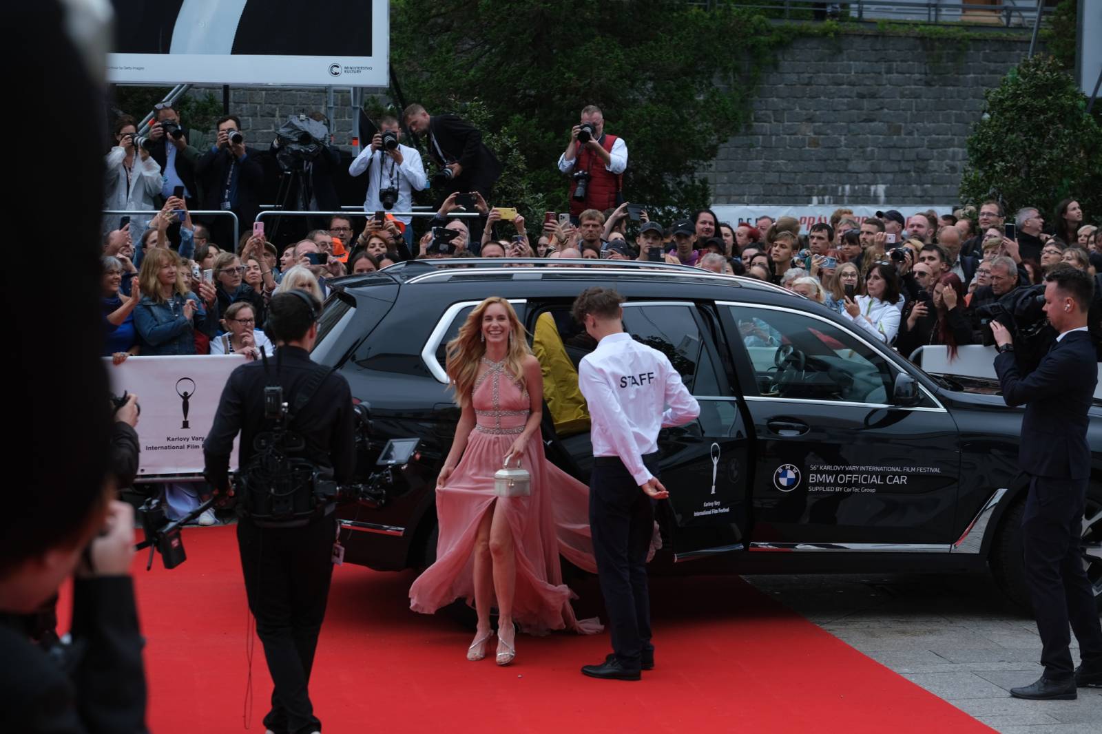 Mezinárodní filmový festival v Karlových Varech byl zahájen. První den zahráli Mig 21 nebo Aneta Langerová