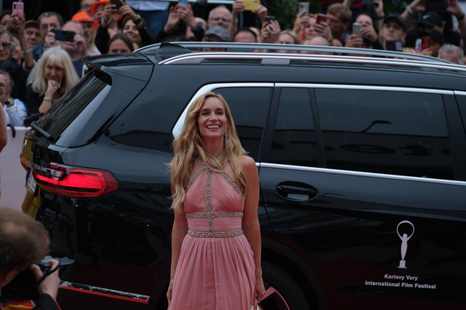 Mezinárodní filmový festival v Karlových Varech byl zahájen. První den zahráli Mig 21 nebo Aneta Langerová