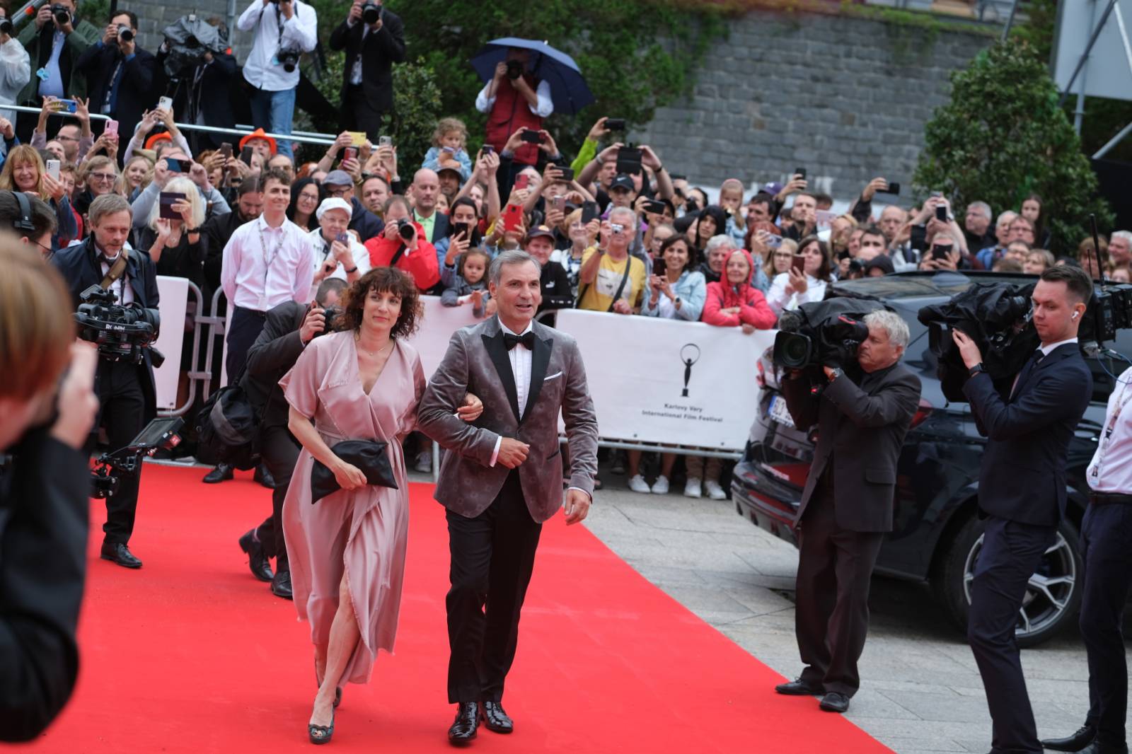 Mezinárodní filmový festival v Karlových Varech byl zahájen. První den zahráli Mig 21 nebo Aneta Langerová