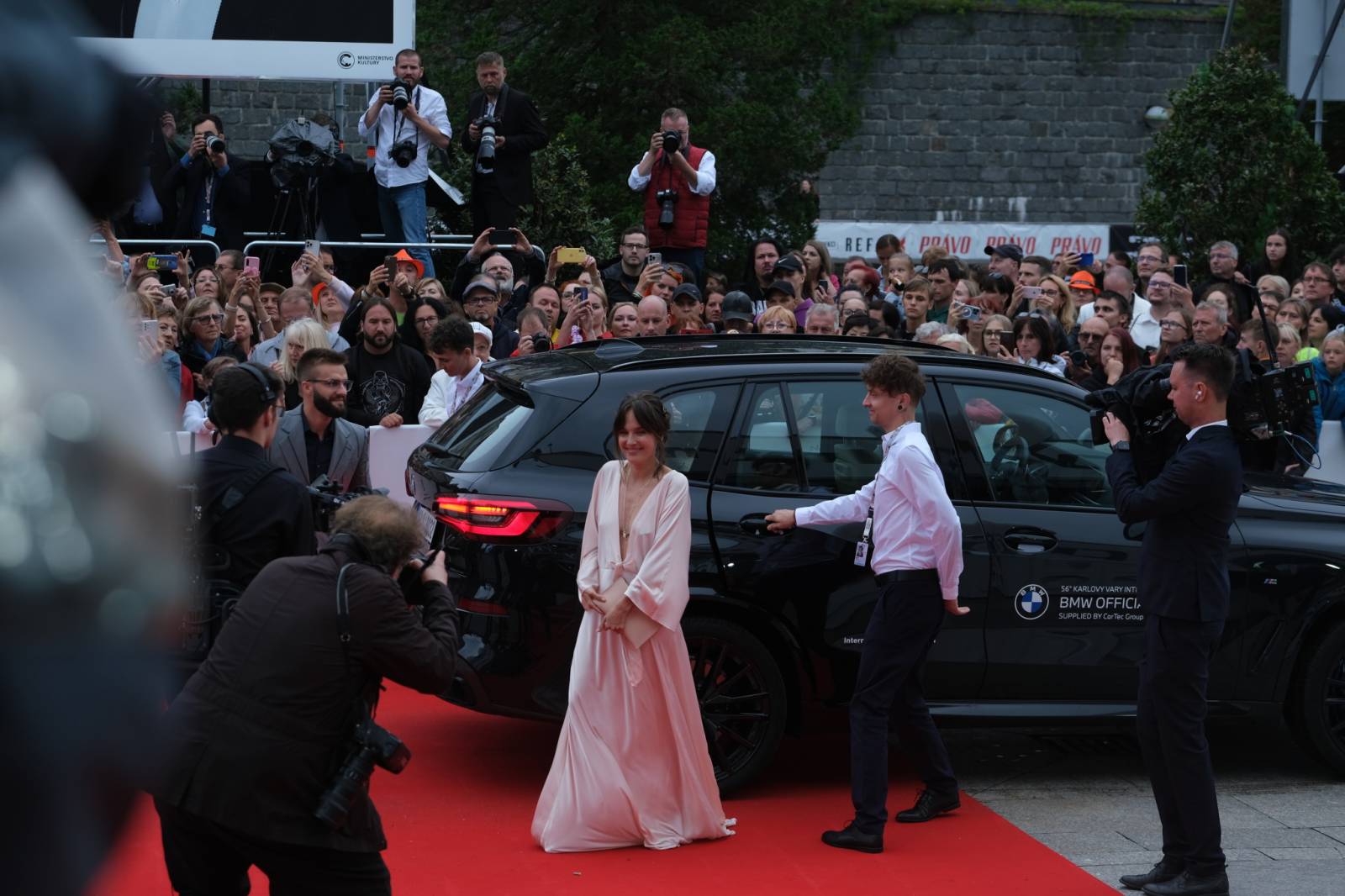 Mezinárodní filmový festival v Karlových Varech byl zahájen. První den zahráli Mig 21 nebo Aneta Langerová