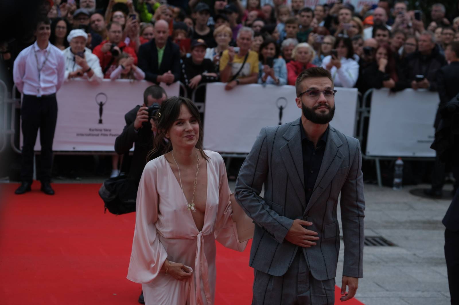 Mezinárodní filmový festival v Karlových Varech byl zahájen. První den zahráli Mig 21 nebo Aneta Langerová