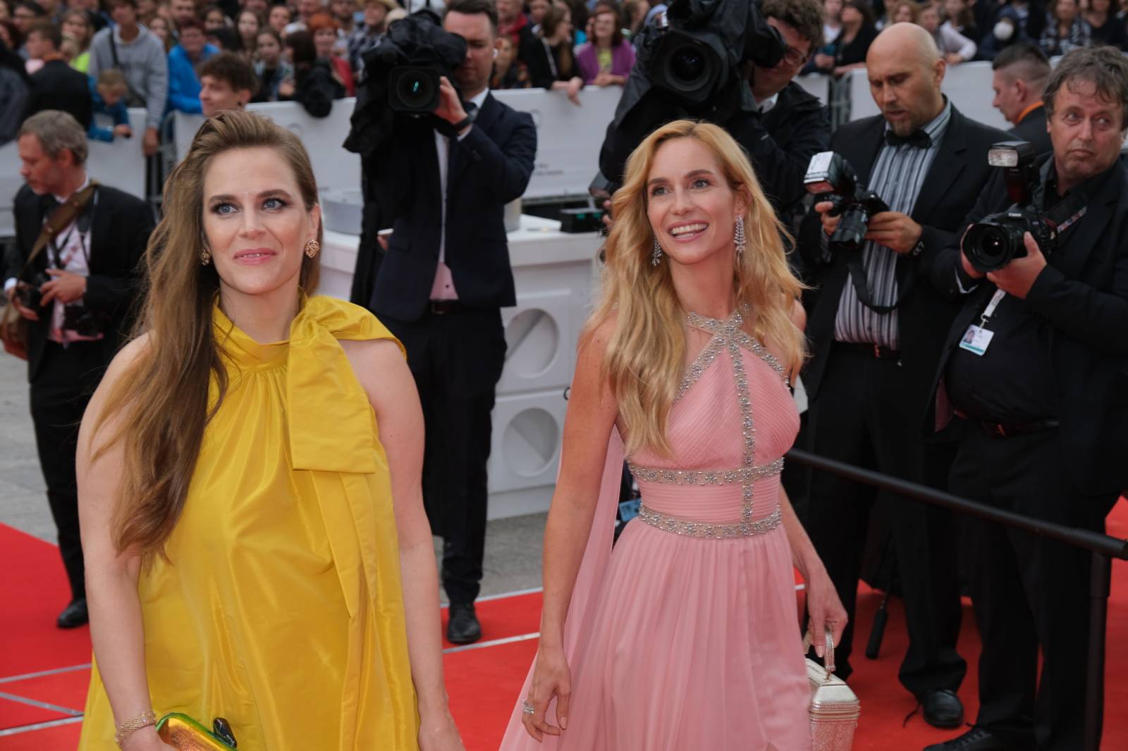 Mezinárodní filmový festival v Karlových Varech byl zahájen. První den zahráli Mig 21 nebo Aneta Langerová