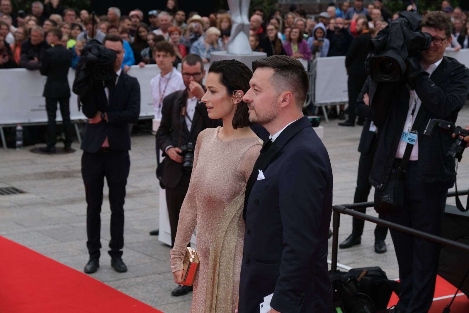 Mezinárodní filmový festival v Karlových Varech byl zahájen. První den zahráli Mig 21 nebo Aneta Langerová