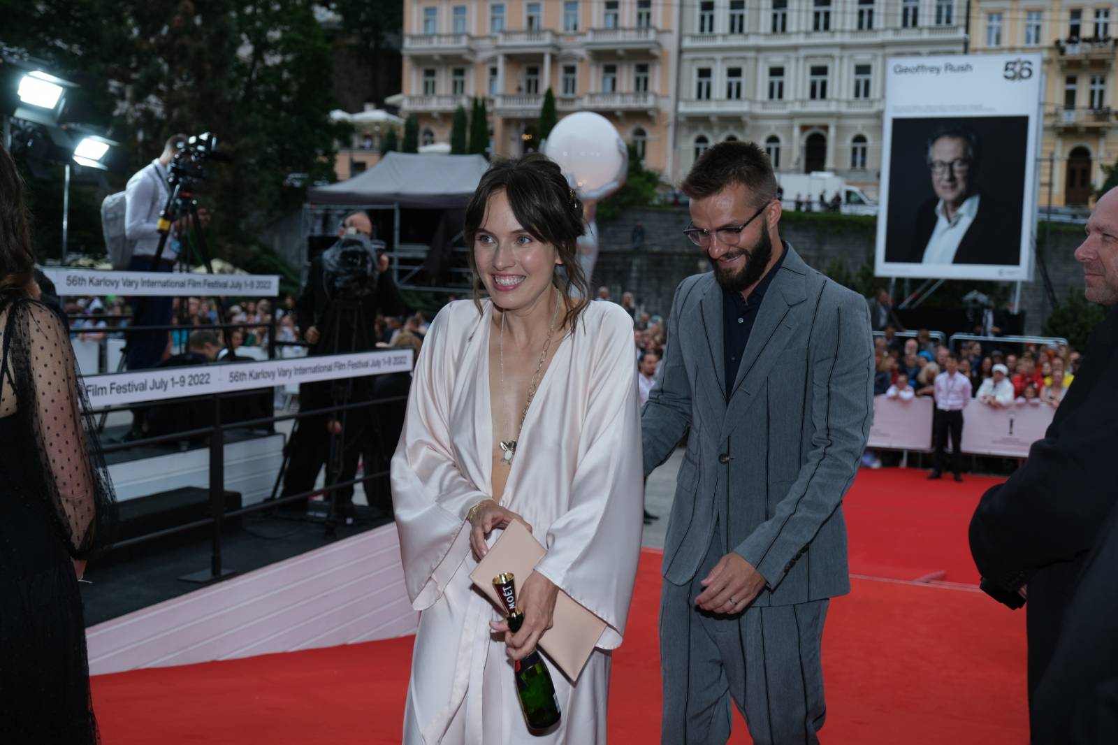 Mezinárodní filmový festival v Karlových Varech byl zahájen. První den zahráli Mig 21 nebo Aneta Langerová