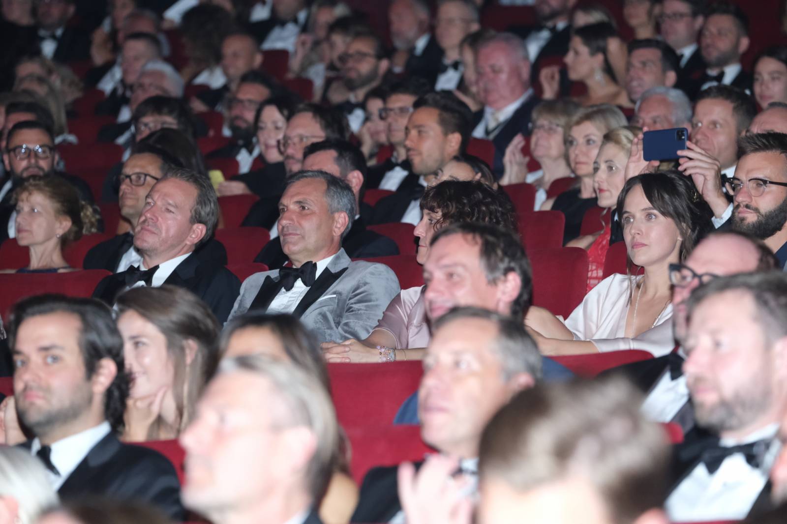 Mezinárodní filmový festival v Karlových Varech byl zahájen. První den zahráli Mig 21 nebo Aneta Langerová