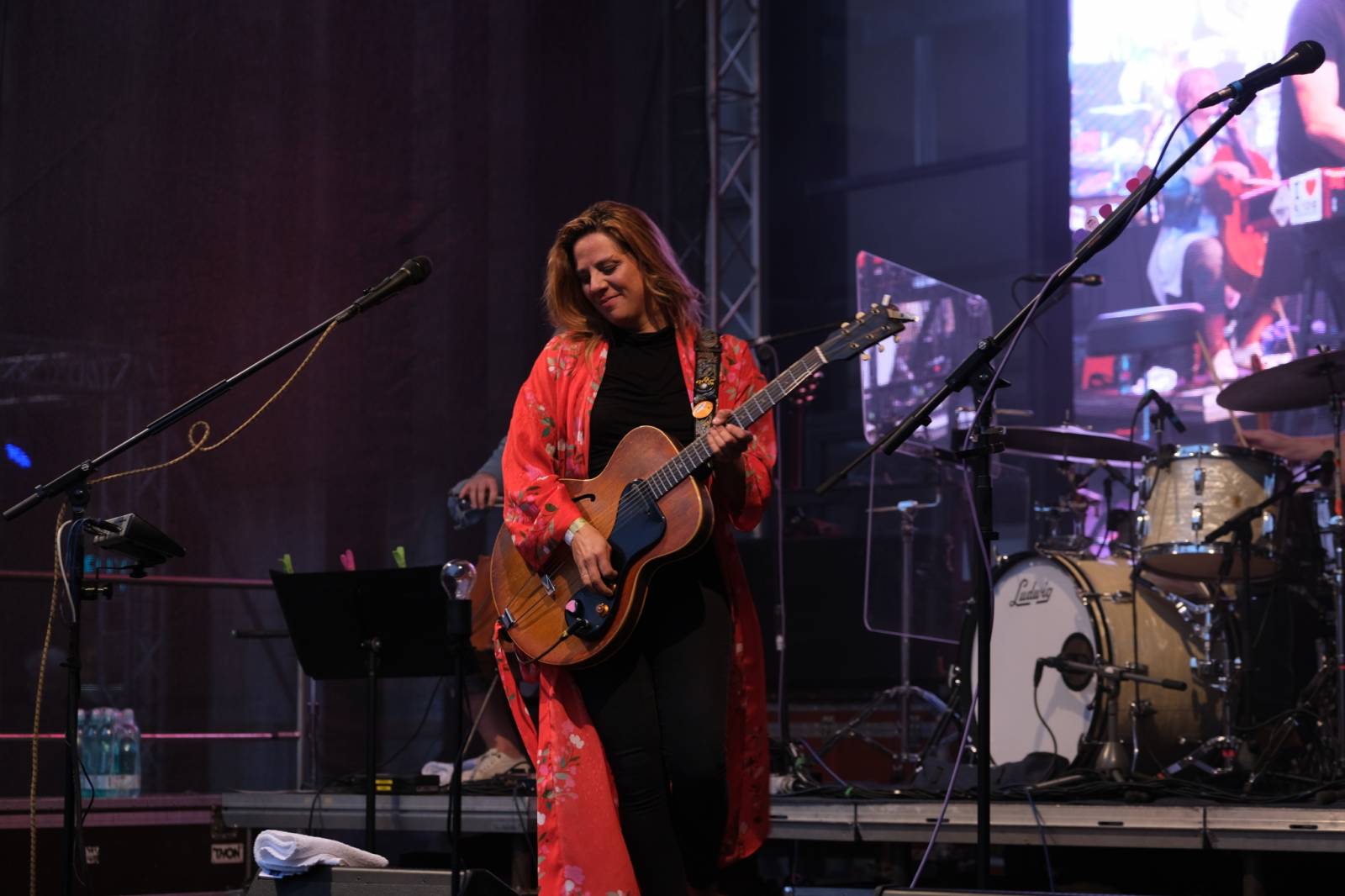 Mezinárodní filmový festival v Karlových Varech byl zahájen. První den zahráli Mig 21 nebo Aneta Langerová