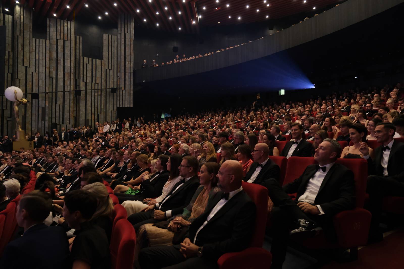 Mezinárodní filmový festival v Karlových Varech byl zahájen. První den zahráli Mig 21 nebo Aneta Langerová