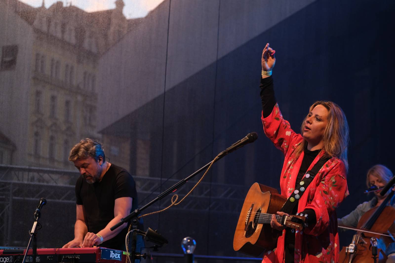 Mezinárodní filmový festival v Karlových Varech byl zahájen. První den zahráli Mig 21 nebo Aneta Langerová