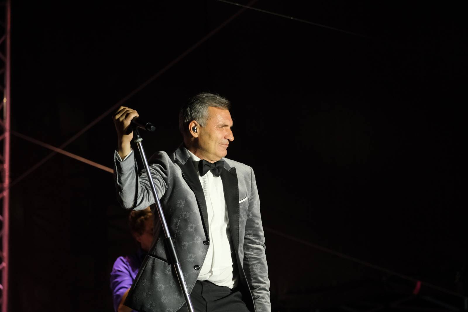 Mezinárodní filmový festival v Karlových Varech byl zahájen. První den zahráli Mig 21 nebo Aneta Langerová