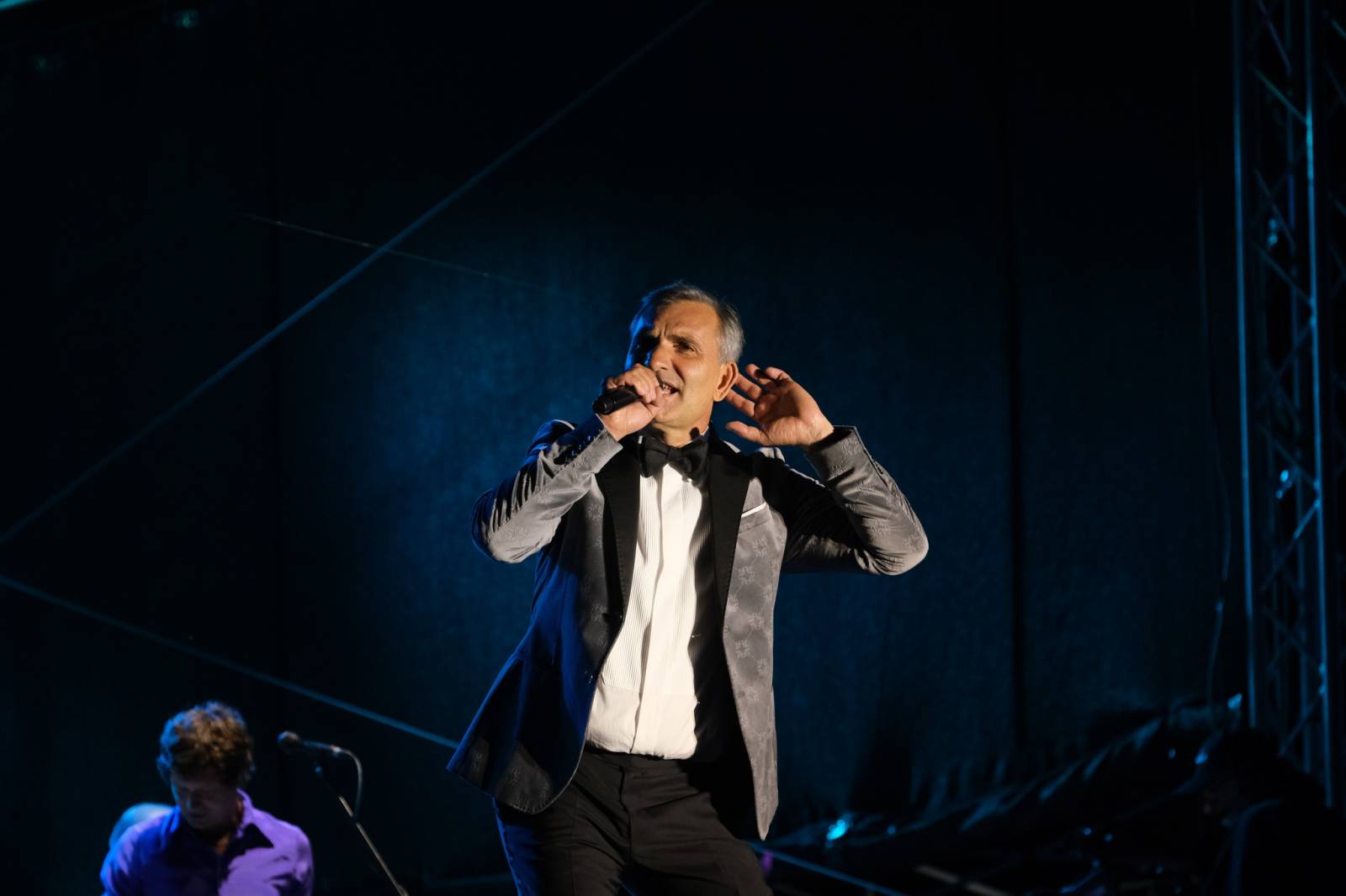 Mezinárodní filmový festival v Karlových Varech byl zahájen. První den zahráli Mig 21 nebo Aneta Langerová