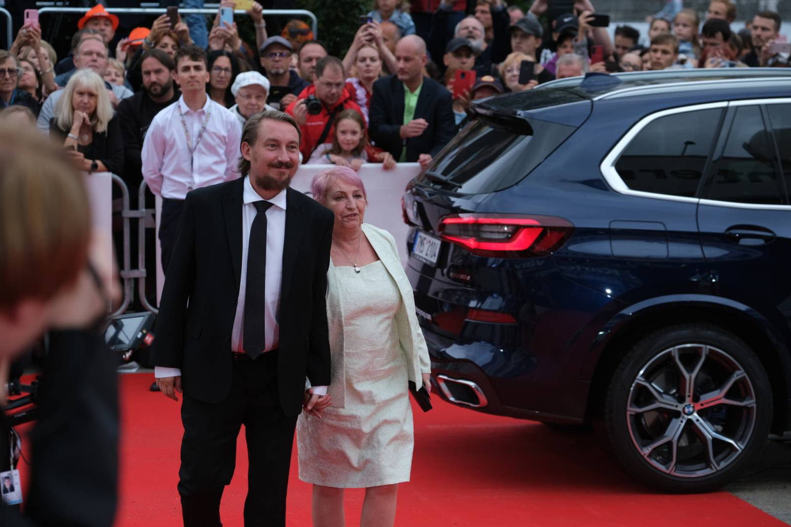 Mezinárodní filmový festival v Karlových Varech byl zahájen. První den zahráli Mig 21 nebo Aneta Langerová