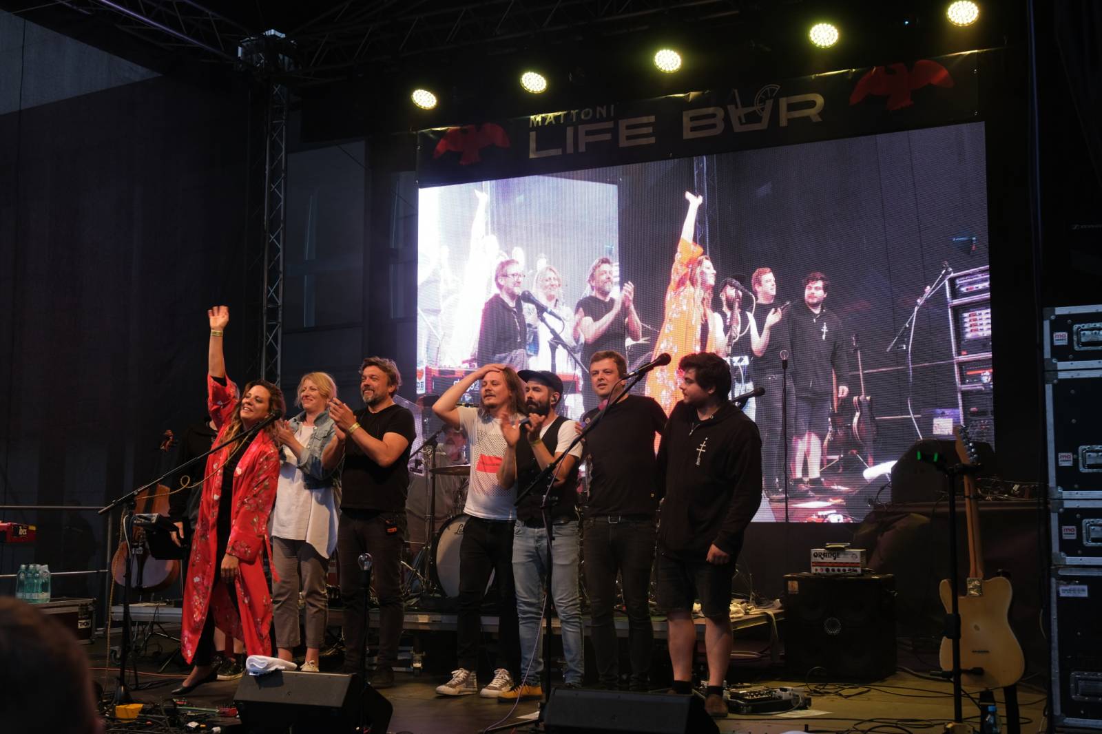 Mezinárodní filmový festival v Karlových Varech byl zahájen. První den zahráli Mig 21 nebo Aneta Langerová